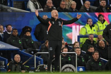 Everton 'dan Sean Dyche, 24 Nisan 202' de Goodison Park, Liverpool 'da oynanan Premier League maçı sırasında teknik alanda tepki gösterdi.