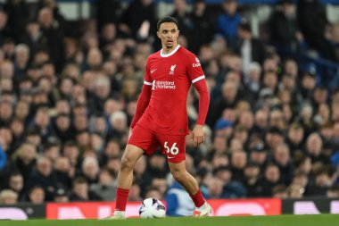 Liverpool 'dan Trent Alexander-Arnold Premier Lig maçında topla birlikte Goodison Park, Liverpool, Birleşik Krallık' ta Everton 'a karşı Liverpool, 24 Nisan 202