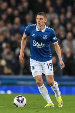 Everton 'dan Vitaliy Mykolenko Premier League maçında Everton, Liverpool' a karşı Goodison Park, Liverpool, Birleşik Krallık, 24 Nisan 202