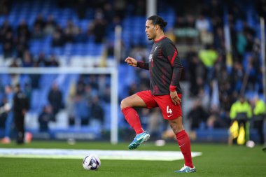 Liverpool 'dan Virgil van Dijk Premier Lig maçı sırasında İngiltere' nin Liverpool kenti Goodison Park 'ta oynanan Everton-Liverpool maçında ısınma turunda