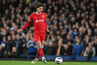 Liverpool 'dan Jarell Quansah Premier League maçında topla birlikte Liverpool' a karşı Goodison Park, Liverpool, Birleşik Krallık, 24 Nisan 202