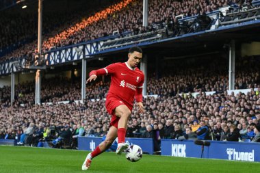 Liverpool 'dan Trent Alexander-Arnold Premier Lig maçında topla birlikte Goodison Park, Liverpool, Birleşik Krallık' ta Everton 'a karşı Liverpool, 24 Nisan 202