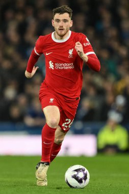Liverpool 'dan Andrew Robertson, 24 Nisan 202' de Goodison Park, Liverpool 'da oynanan Everton-Liverpool Premier Lig maçında topu aldı.