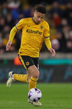 Wolverhampton Wanderers takımından Joo Gomes, Premier League maçında Wolverhampton Wanderers, Bournemouth 'a karşı Molineux, Wolverhampton, Birleşik Krallık' ta 24 Nisan 2024 'te oynanan maçta topa vuruyor.