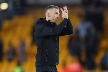 Wolverhampton Wanderers 'ın Gary O' Neil teknik direktörü Premier League maçından sonra taraftarları alkışlıyor. Wolverhampton Wanderers, Bournemouth 'a karşı Molineux, Wolverhampton, Birleşik Krallık, 24 Nisan 202