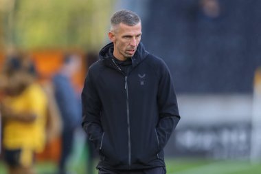 Wolverhampton Wanderers 'ın Gary O' Neil teknik direktörü, İngiltere 'nin Wolverhampton, Wolverhampton, 24 Nisan 202' de oynanan Premier League maçında Wolverhampton Wanderers-Bournemouth maçında oyuncularının ısınmasını izliyor.