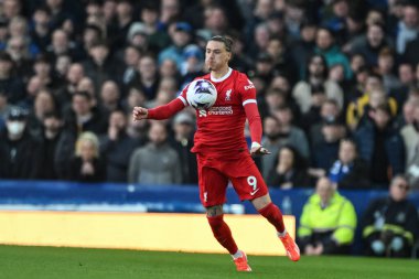 Liverpool 'dan Darwin Nez 24 Nisan 2024' te İngiltere 'nin Liverpool kenti Goodison Park' ta oynanan Premier League maçında topu kontrol ediyor.