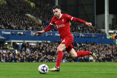 Liverpool 'dan Andrew Robertson, 24 Nisan 202' de Goodison Park, Liverpool 'da oynanan Everton-Liverpool Premier Lig maçında topu aldı.