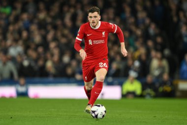 Liverpool 'dan Andrew Robertson, 24 Nisan 202' de Goodison Park, Liverpool 'da oynanan Everton-Liverpool Premier Lig maçında topu aldı.