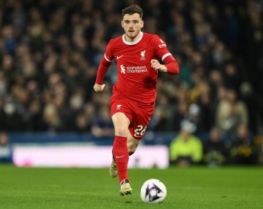 Liverpool 'dan Andrew Robertson, 24 Nisan 202' de Goodison Park, Liverpool 'da oynanan Everton-Liverpool Premier Lig maçında topu aldı.