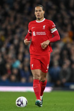 Liverpool 'dan Virgil van Dijk Premier Lig maçı sırasında topla birlikte Goodison Park, Liverpool' da Everton 'a karşı, 24 Nisan 202