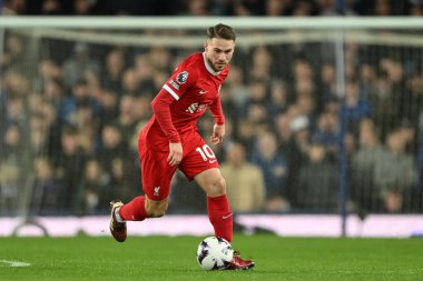 Liverpool 'dan Alexis Mac Allister Premier Lig maçında topla birlikte Goodison Park, Liverpool' da Everton 'a karşı, 24 Nisan 202