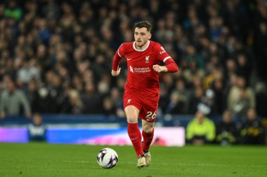 Liverpool 'dan Andrew Robertson, 24 Nisan 202' de Goodison Park, Liverpool 'da oynanan Everton-Liverpool Premier Lig maçında topu aldı.
