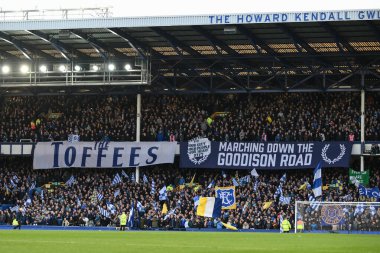 Everton taraftarları Premier Lig maçında Everton, Liverpool 'a karşı Goodison Park, Liverpool, Birleşik Krallık' ta 24 Nisan 202 'de oynanan maçta pankart ve bayraklarla maça çıktılar.