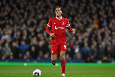 Liverpool 'dan Virgil van Dijk Premier Lig maçı sırasında topla birlikte Goodison Park, Liverpool' da Everton 'a karşı, 24 Nisan 202