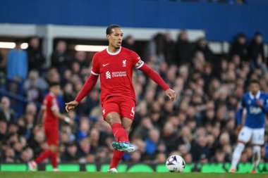 Liverpool 'dan Virgil van Dijk, 24 Nisan 202' de Goodison Park, Liverpool 'da oynanan Premier League maçında topu sahaya sürüyor.