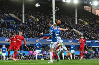 Everton 'dan James Tarkowski, İngiltere' nin Liverpool kenti Goodison Park 'ta oynanan Everton-Liverpool Premier League maçında kaleye doğru ilerliyor.