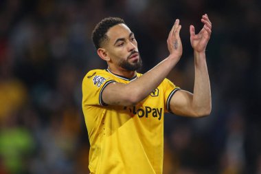 Wolverhampton Wanderers takımından Matheus Cunha, Premier League maçından sonra taraftarları alkışlıyor. Wolverhampton Wanderers, Bournemouth 'a karşı Molineux, Wolverhampton, Birleşik Krallık, 24 Nisan 202