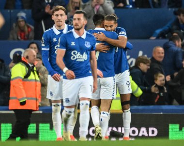 Everton 'dan Dominic Calvert-Lewin, 24 Nisan 202' de Goodison Park, Liverpool, İngiltere 'de oynanan Premier League maçında Everton' a karşı Liverpool maçında 2-0 'lık galibiyetini kutluyor.