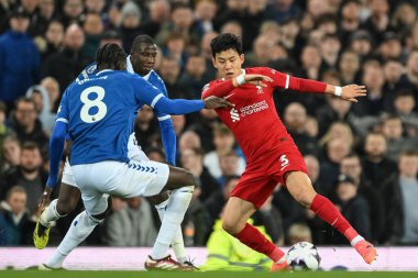 Liverpool 'dan Wataru Endo, İngiltere' nin Liverpool kenti Goodison Park 'ta oynanan Everton-Liverpool Premier Lig maçı sırasında maç yapıyor.