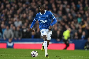 Everton 'dan Abdoulaye Doucour, 24 Nisan 2024 tarihinde İngiltere' nin Liverpool kentinde Goodison Park 'ta oynanan Premier League maçında Everton' a karşı Liverpool maçında topa vuruyor.