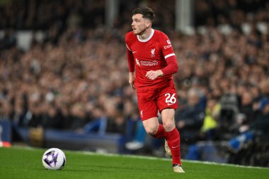 Liverpool 'dan Andrew Robertson Premier Lig maçında topla birlikte Goodison Park, Liverpool, Birleşik Krallık' ta Everton 'a karşı Liverpool, 24 Nisan 202