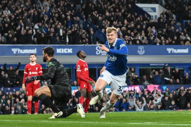 Everton 'dan Jarrad Branthwaite, 24 Nisan 202' de Goodison Park, Liverpool 'da oynanan Premier League maçında 1-0 kazanma hedefini kutluyor.