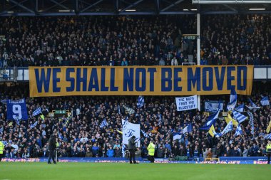 Everton taraftarları Premier Lig maçında Everton, Liverpool 'a karşı Goodison Park, Liverpool, Birleşik Krallık' ta 24 Nisan 202 'de oynanan maçta pankart ve bayraklarla maça çıktılar.