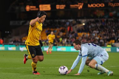 Wolverhampton Wanderers takımından Hwang Hee-Chan 24 Nisan 202 'de İngiltere' nin Wolverhampton, Wolverhampton 'da oynanan Premier League maçında Bournemouth' a karşı Illya Zabarnyi 'yi geçti.