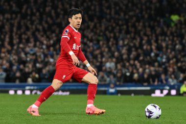 Liverpool 'dan Wataru Endo Premier Lig maçında topla birlikte Goodison Park, Liverpool' da Everton 'a karşı, 24 Nisan 202