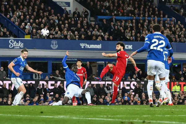 Liverpool 'dan Muhammed Salah Premier Lig maçı sırasında Goodison Park, Liverpool' da Everton 'a karşı 24 Nisan 202' de oynanan maçta kaleye poz verdi.