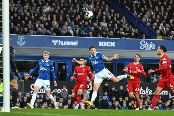 James Tarkowski Everton Heads Goal Premier League Match Everton Liverpool — Stock Photo, Image