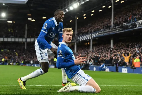 Everton 'dan Jarrad Branthwaite, 24 Nisan 202' de Goodison Park, Liverpool 'da oynanan Premier League maçında 1-0 kazanma hedefini kutluyor.