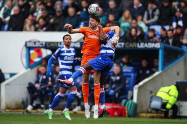 Blackpool 'dan Jake Beesley ve Okuyucu Clinton Mola, 27 Nisan 202' de İngiltere 'deki Seçkin Araba Kiralama Stadyumu' nda oynanan 1.