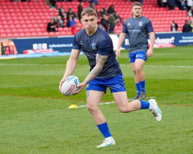 Warrington Wolves 'tan Sam Powell, 27 Nisan 202' de Salford Community Stadyumu 'nda oynanan Salford Red Devils vs Warrington Wolves maçından önce ısınıyor.