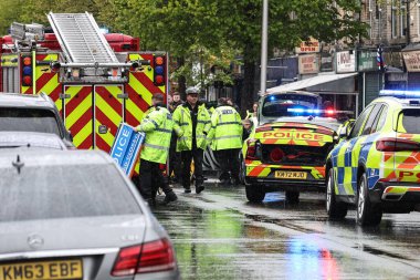Hessle Yolu, Hull, Birleşik Krallık 'ta 28 Nisan 2024' te meydana gelen büyük acil servis kazasında dört itfaiye ve itfaiye aracı, birden fazla ambulans ve 20 'den fazla işaretlenmemiş polis arabası hazır bulundu.