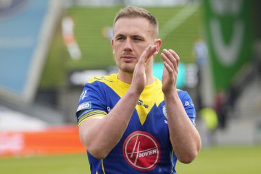 Warrington Wolves takımından Ben Currie 27 Nisan 202 'de Salford Community Stadyumu' nda oynanan 9. Salford Red Devils vs Warrington Wolves karşılaşması sonrasında taraftarları selamlıyor.