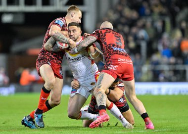 Katalan Ejderhaları 'ndan Tariq Sims, Leigh Leopards' dan Zak Hardaker tarafından 26 Nisan 202 'de Leigh Spor Köyü, Leigh Spor Köyü' nde oynanan 9.