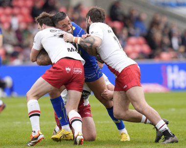 Warrington Wolves takımından Paul Vaughan, Salford Red Devils 'in 27 Nisan 202' de Salford Community Stadyumu 'nda oynanan 9. Salford Red Devils vs Warrington Wolves karşılaşmasında Salford Red Devils' i savundu.