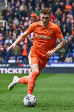 Blackpool 'dan Sonny Carey, 27 Nisan 202' de İngiltere 'nin Oto Kiralama Stadyumu' nda oynanan Gökyüzü İddia Ligi 1 karşılaşmasında topla bir çıkış yaptı.