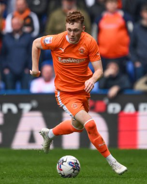 Blackpool 'dan Sonny Carey, 27 Nisan 202' de İngiltere 'nin Oto Kiralama Stadyumu' nda oynanan Gökyüzü İddia Ligi 1 karşılaşmasında topla bir çıkış yaptı.