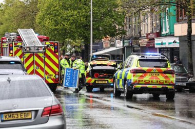 Hessle Yolu, Hull, Birleşik Krallık 'ta 28 Nisan 202' de meydana gelen büyük acil servis kazasında dört itfaiye ve itfaiye arabası, birden fazla ambulans ve 20 'den fazla işaretlenmemiş polis arabası hazır bulundu.