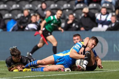 Jack Walker Hull FC, 28 Nisan 2024 'te MKM Stadyumu' nda oynanan Betfred Süper Lig 9. Raundunda Leeds Rhinos 'a karşı oynanan maçta Leeds Gergedan' dan Mickael Goudemand 'ın gol çizgisine gitmesini fark etti.