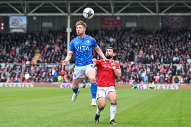 Stockport İlçesi 'nden Callum Kampları, 27 Nisan 202' de SToK Cae Ras, Wrexham, İngiltere 'de oynanan Wrexham - Stockport County maçında topun liderliğini üstlendi.