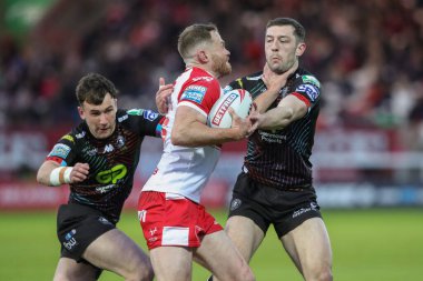 Wigan Warriors 'dan Jake Wardle, Hull KR' dan Joe Burgess 'e, Sewell Group Craven Park' taki Hull KR vs Wigan Warriors maçında meydan okuyor.