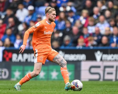 Blackpool 'dan Hayden Coulson, 27 Nisan 202' de İngiltere 'deki Seçilmiş Araba Kiralama Stadyumu' nda oynanan Sky Bet 1 karşılaşmasında topla bir çıkış yaptı.