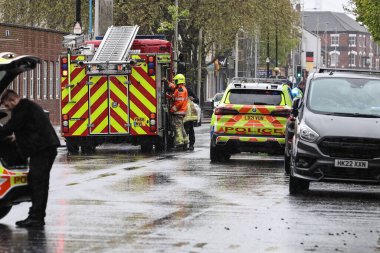 Hessle Yolu, Hull, Birleşik Krallık 'ta 28 Nisan 202' de meydana gelen büyük acil servis kazasında dört itfaiye ve itfaiye arabası, birden fazla ambulans ve 20 'den fazla işaretlenmemiş polis arabası hazır bulundu.