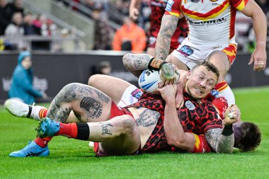 Leigh Leopards takımından Josh Charnley, Betfred Süper Lig 9. Raundda Leigh Leopards 'a karşı Catalans Dragons' un 26 Nisan 202 'de Leigh, İngiltere' deki Leigh Spor Köyü 'nde oynadığı maçta Katalan Ejderhaları' ndan Tom Davies ile kapışıyor.
