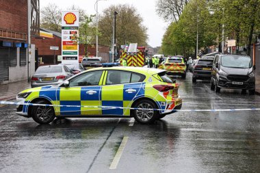 Hessle Yolu, Hull, Birleşik Krallık 'ta 28 Nisan 202' de meydana gelen büyük acil servis kazasında dört itfaiye ve itfaiye arabası, birden fazla ambulans ve 20 'den fazla işaretlenmemiş polis arabası hazır bulundu.