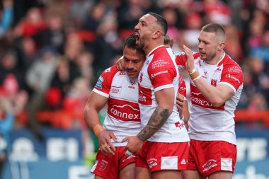 Hull KR 'dan Sauaso Sue, 26 Nisan 202' de İngiltere 'nin Hull kentinde oynanan Sewell Group Craven Park' ta oynanan 9. Betfred Süper Lig karşılaşmasında takım arkadaşlarıyla 4-0 yapma çabasını kutluyor.